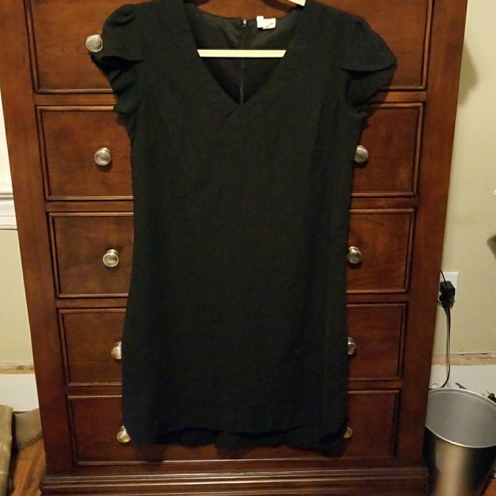 Black v neck shift dress